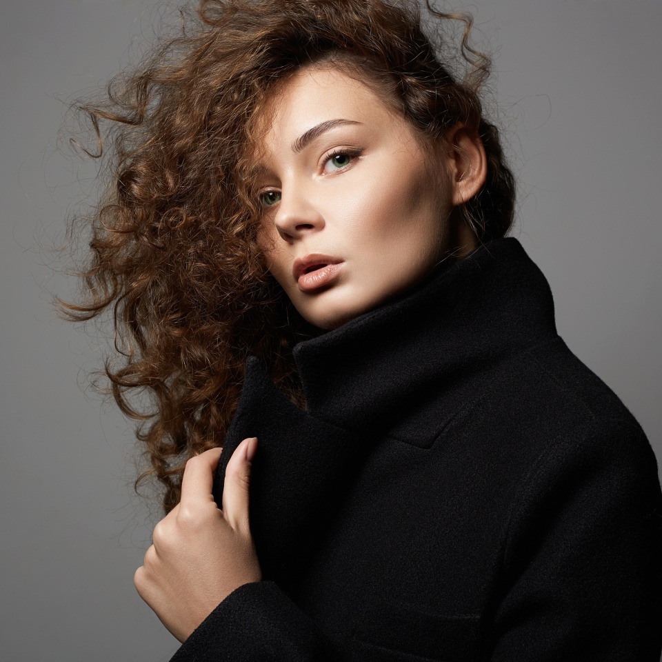 Fashion portrait of Winter style Beautiful young woman. beautiful girl with make-up and curly Hair